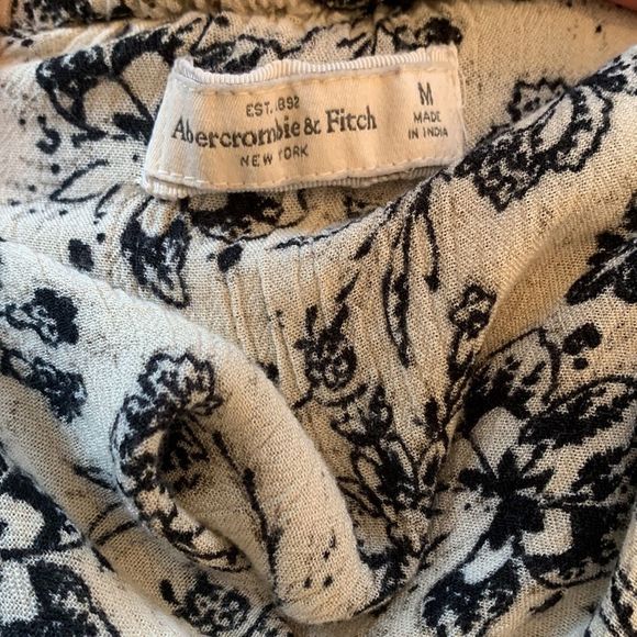 Abercrombie and Fitch Flowey turn off shoulder top - Picture 4 of 5